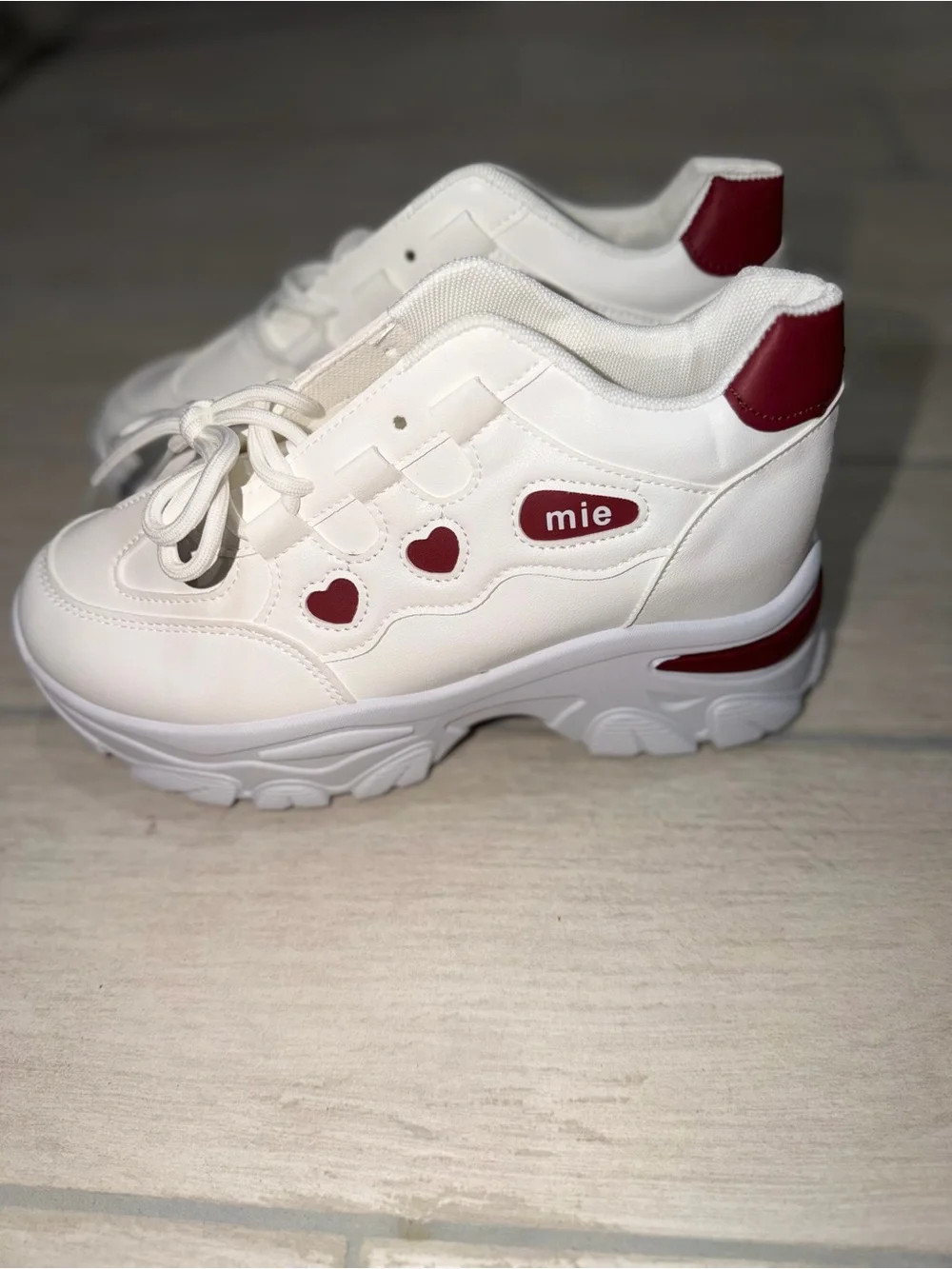 White Sneakers with Burgundy Heart Accents - mie